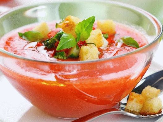 Gazpacho - poletna različica prvega tečaja: španska hladna zelenjavna juha, pogosto na paradižnikovi osnovi