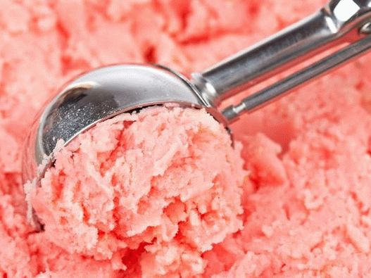 Klasični sladoled, stožec, sadni led ali koktajl plovec - stalna poslastica v vročem vremenu
