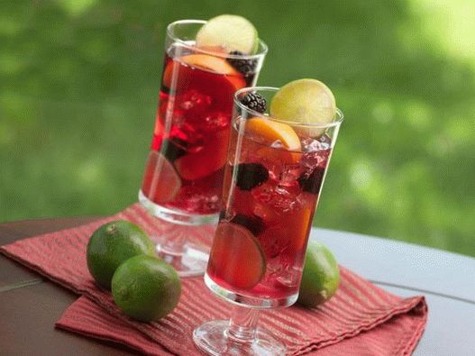 Sangria je enostaven in učinkovit način uživanja sadja v obliki pijače.