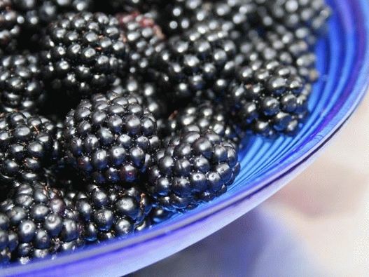 Blackberry daje zajtrkom in sladicam sladek okus in razkošno teksturo