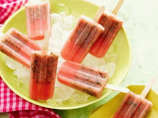 Fotografski posnetki lubenice na palici