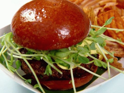 Foto jagnječji rezanci za hamburger in grško omako