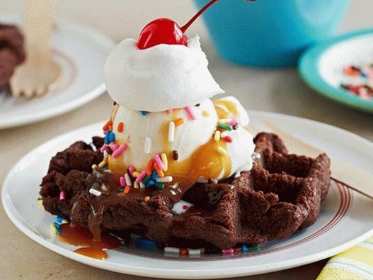 Fotografija posode - Sande - sladica čokoladnih rezin z vaflji s sladoledom