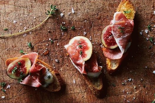 Fotografija Bruschetta s figami, sirom rikote in šunko