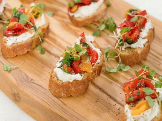 Fotografija Bruschetta s pečenim poprom in kozjim sirom