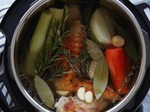 Foto pirina juha v večjedelniku