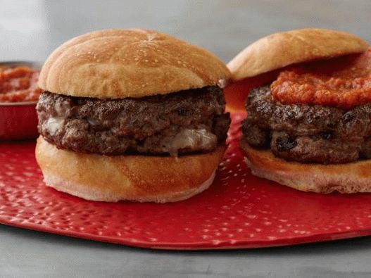 Foto Burger znotraj navzven s paradižnikovim in Worcesterjevim kečapom