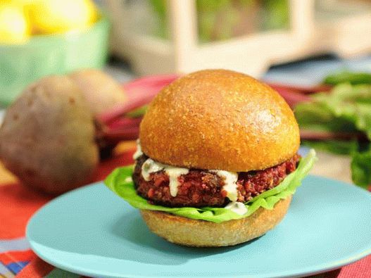 Foto burger z peso in aioli omako (francoska česnova omaka)