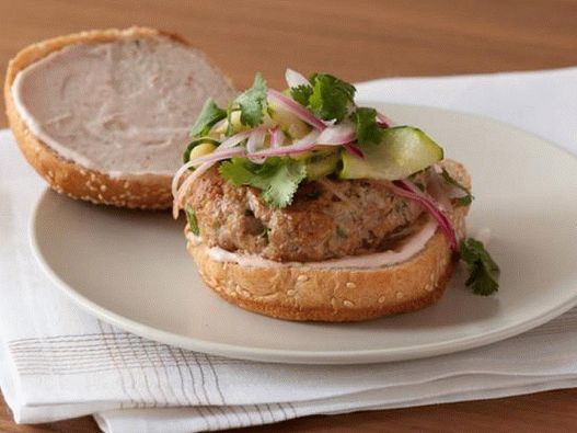 Foto burgerji s puranjem in azijskim kumaricami