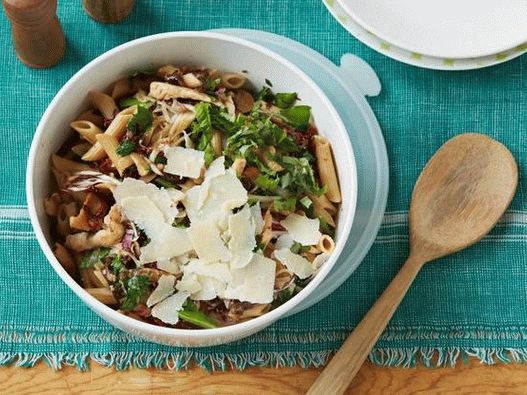 Foto polnozrnate testenine s piščancem in zelišči