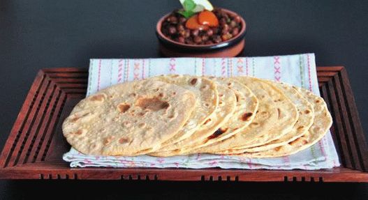 Fotografija Chapatija - indijske tortilje iz polnozrnate moke v ponvi