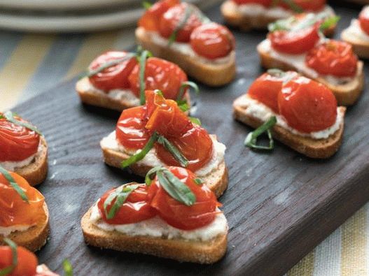 Fotografija posode - Crostini z pečenim paradižnikom, rikoto in baziliko