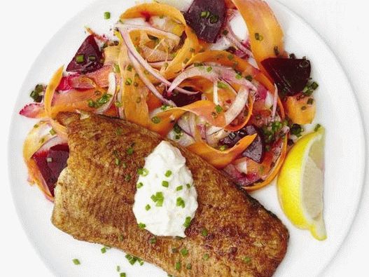 Foto postrv s solato iz korenja in pese v kitajski