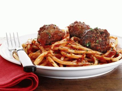 Fotografija mesnih kroglic, polnjenih s sirom rikote