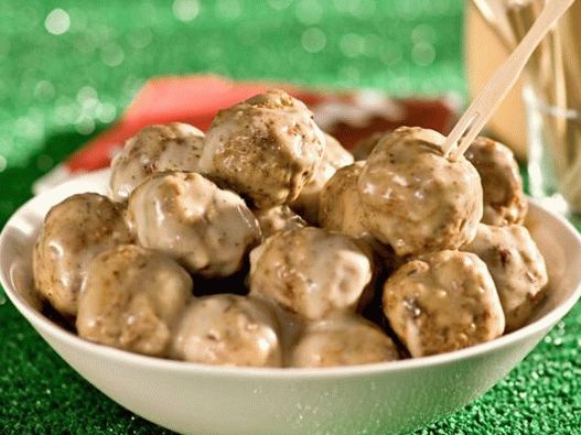 Fotografija švedskih mesnih kroglic z bešamel omako