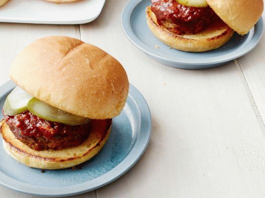 Foto hamburgerji z rezinami s slanino in omako z žara