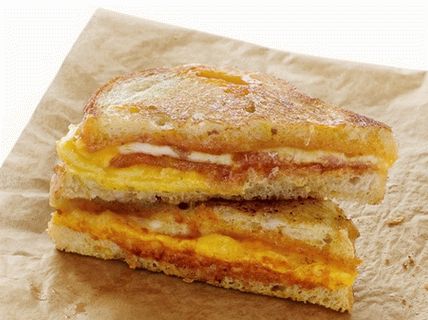 Foto vroči sendviči s tremi vrstami sira
