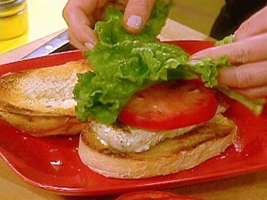 Foto vroči sendvič na žaru z ogrščico in vinski vinski omako s špargljevo solato