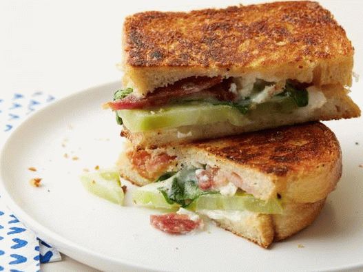 Foto vroči sendvič z zelenjavnim fizalijem, slanino in kozjim sirom