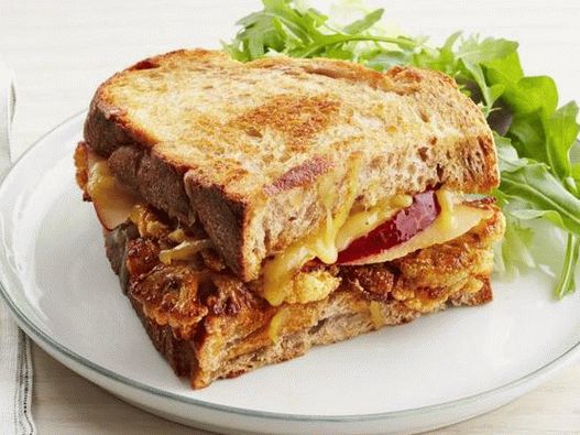 Foto sendvič z vročim sirom in cvetačo