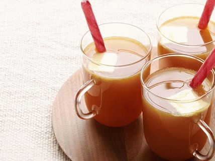 Foto vroča jabolčno-cimetova pijača z maslom