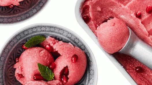 Foto granatno-metina sorbet