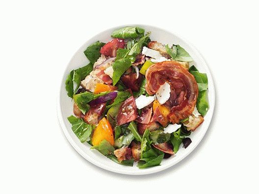 Foto krušna solata s panceto, rugolo in paradižnikom