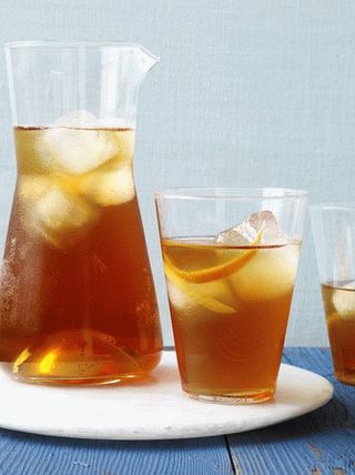 Fotografija ledenega čaja z ginom in kardamomom