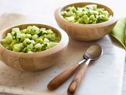 Foto hladna poletna juha iz kumare in melone