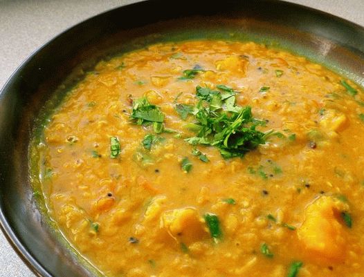 Fotografija indijske poletne enolončnice muškatnega oreščka, kokosa in leče