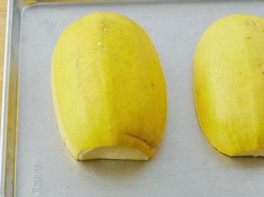 Bučo položite na pekač s rezino navzdol.