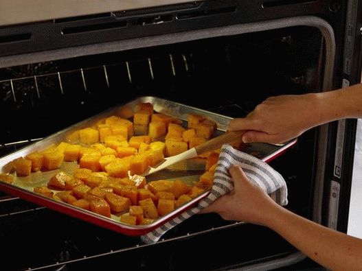 Mešajte bučo med peko