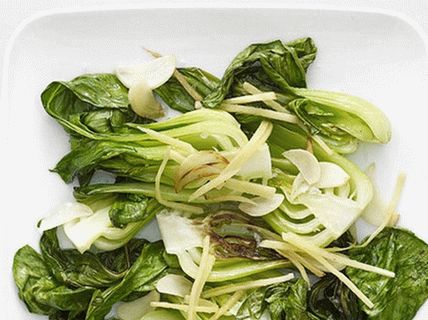 Photo Bok choy zelje, ocvrto s česnom in ingverjem