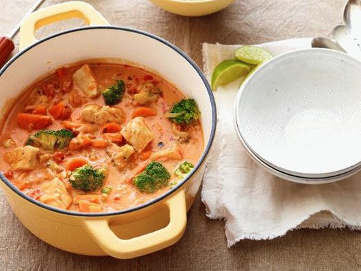 Fotografija curryja v kokosovem mleku s piščancem in cvetačo