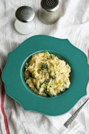 Fotografija curryja s piščancem in brokolijem