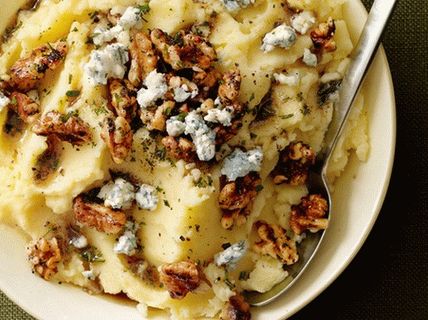 Foto pire krompir z orehi in modrim sirom