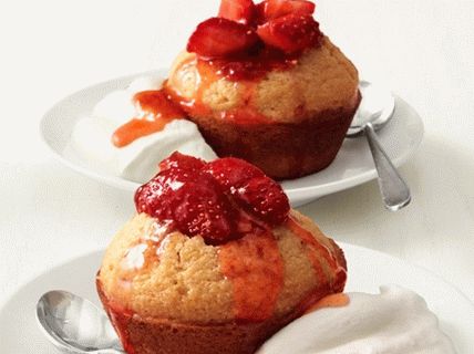 Foto piškoti z jagodami in stepeno smetano