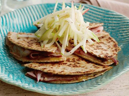 Fotografija Quesadille s šunko in jabolki