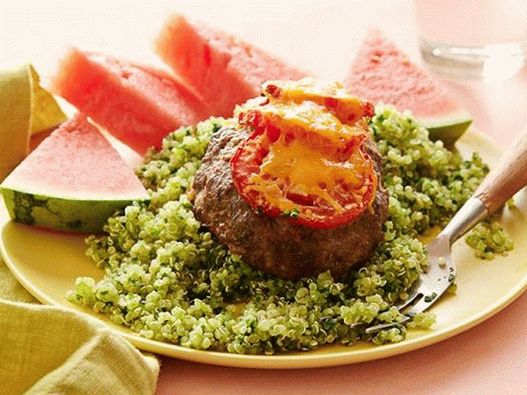 Fotografija kvinoje z zarezki pod skorjo sira