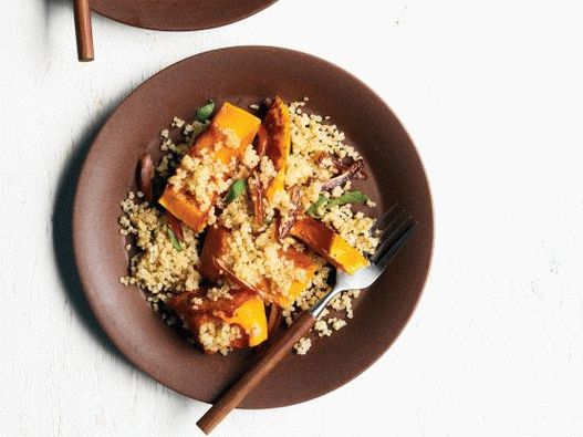 Foto Quinoa z pečeno bučo, datlji in žajbljem