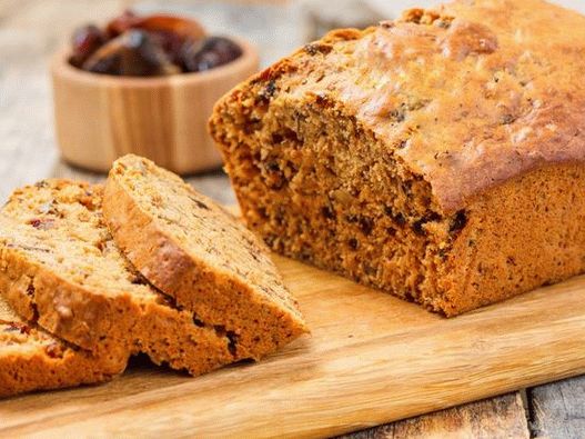 Foto klasični mokri kruh z datlji in oreški