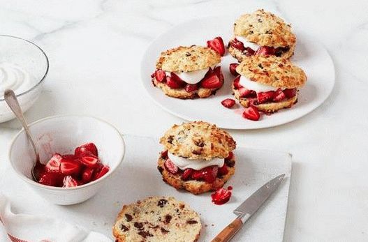 Foto jagodna peciva s kokosovim in čokoladnim čipsom