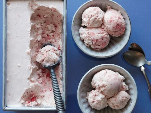 Foto jagodni sladoled brez sladoleda