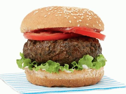 Fotografija kotlet govejega burgerja z gobami