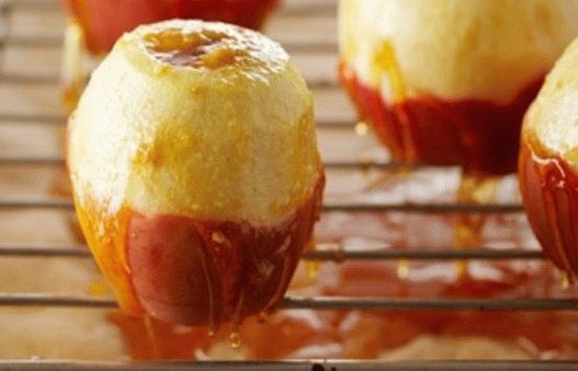 Foto Creme brulee v pečenih jabolkah z limonino karamelo