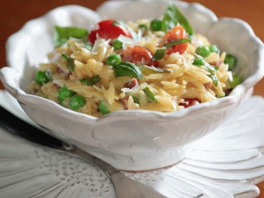 Foto kremne testenine Orzo z zelenim grahom in šunko