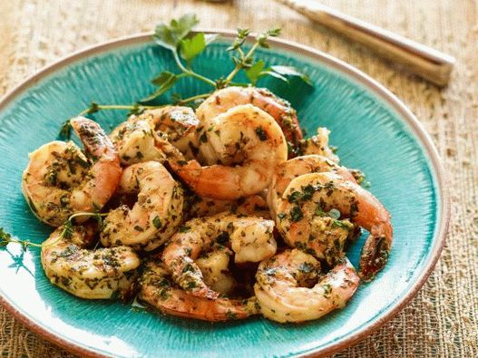 Fotografija kozic na žaru v česnovi omaki