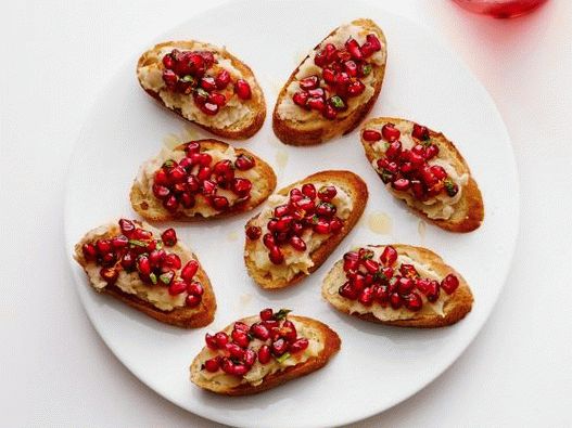 Fotografija Crostinija z belim fižolom in granatnim jabolkom