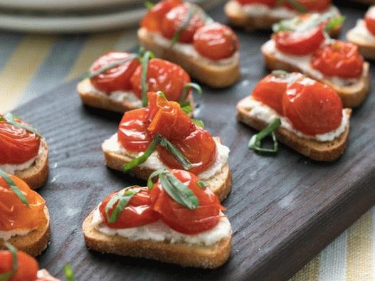 Fotografija Crostinija z pečenim paradižnikom, rikoto in baziliko