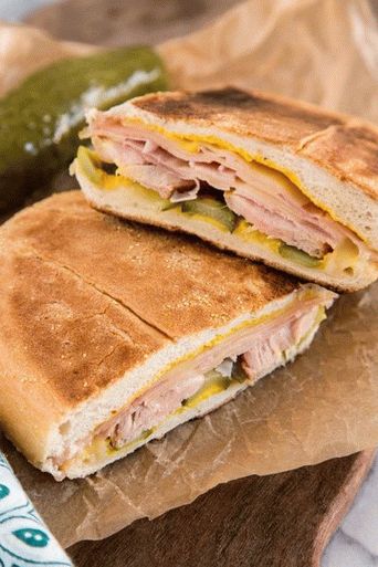 Fotografija kubanskega sendviča na francoskem žemlju